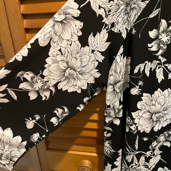 194. WOMENS KAREN KANE 0X DETAIL TOP - Picture 4 of 8